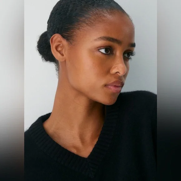 ARITZIA Essential V Neck Shrunken Cashmere Pullover Sweater - Picture 4 of 10